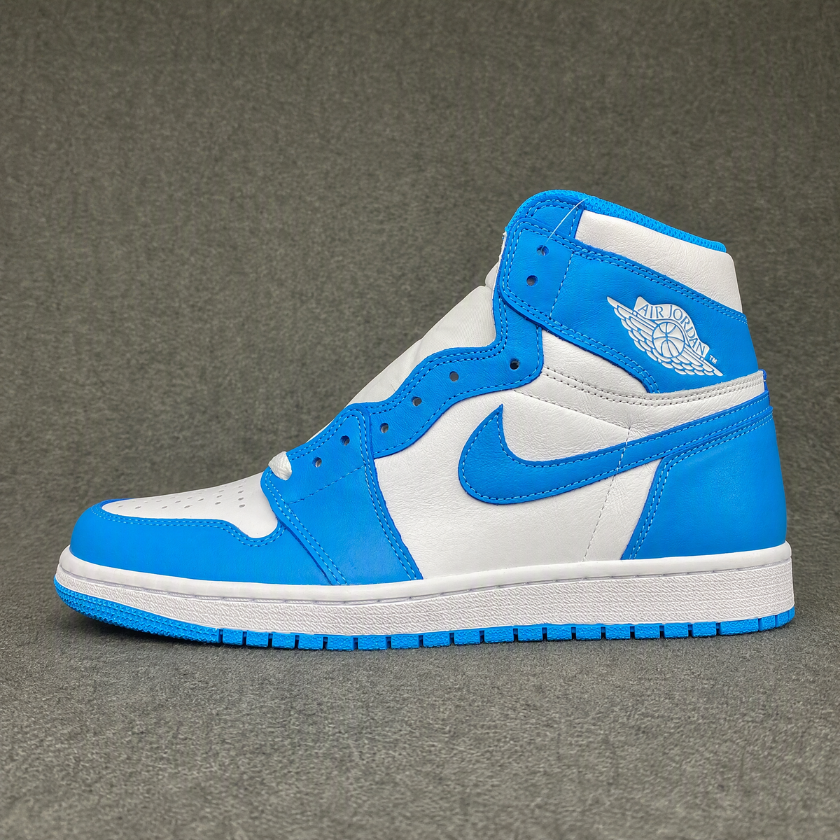 Air Jordan 1 Retro High OG 'UNC'